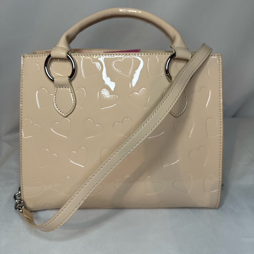 Betsey Johnson “Sand” Heart Debossed Crossbody Handbag Patent with Scarf - Picture 3 of 5